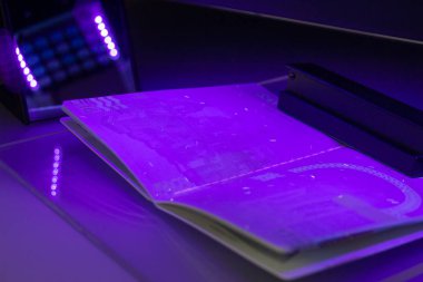 Uv ışığında dolandırıcılık için pasaport kontrol, lumine tespiti