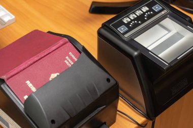 Kayıt için bir Alman biyometrik pasaport tarama süreci 