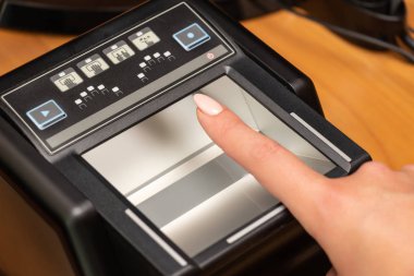 Sınırda kontrol sırasında parmak izi tarama işlemi 