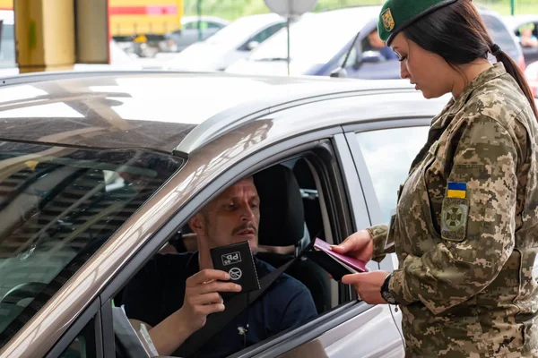 Українська дівчина прикордонник перевіряє документи — стокове фото