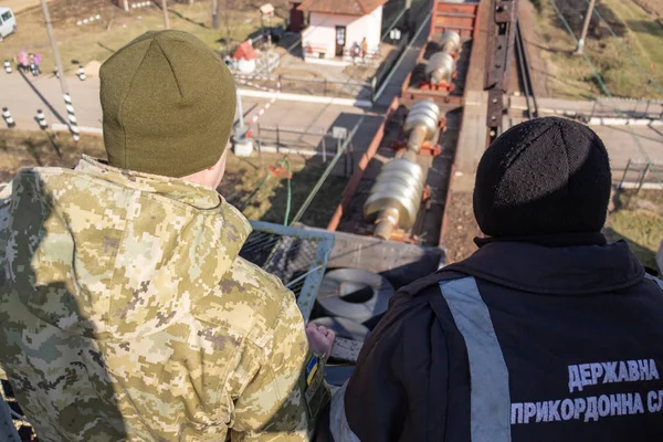 우크라이나 국경 경비대는 화물 철도 차량을 검사합니다. — 스톡 사진