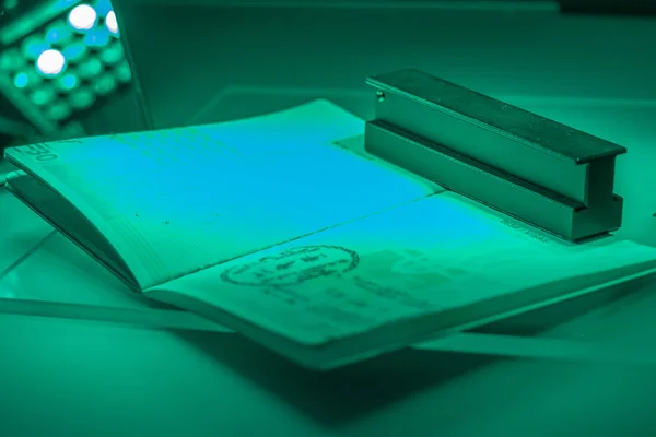Comprobación del pasaporte para el fraude en UV y otra luz, detecti — Foto de Stock
