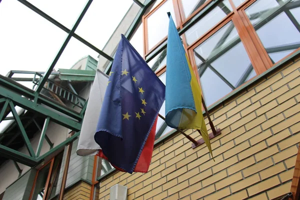 Flagi Ukrainy, Polski i Unii Europejskiej na sposób podawania — Zdjęcie stockowe