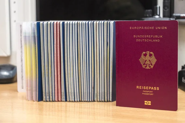 Diğer passpor ile birlikte Alman bimetrik pasaportunun yakın çekim — Stok fotoğraf