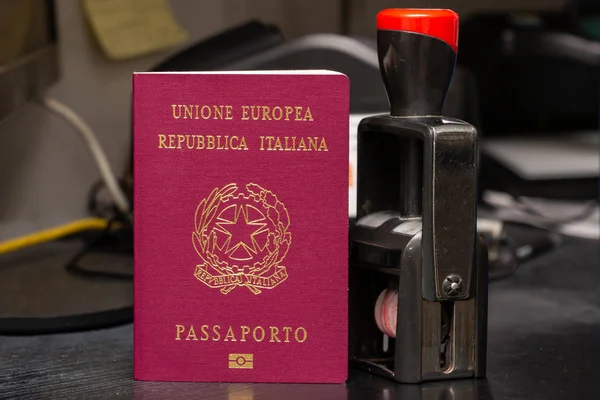 Red biometric passport of a Italian citizen with a border date s — Stock Photo, Image