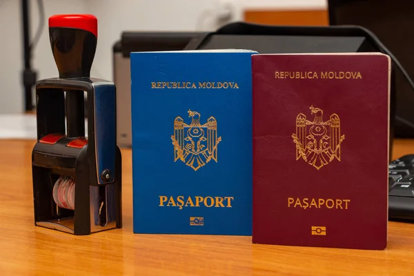 Biometric passports of citizens of the Republic of Moldova of re — Stock Photo, Image