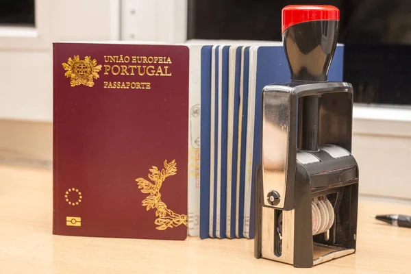 Portekiz biyometrik pasaportunun yakın çekim ve veri damgası du