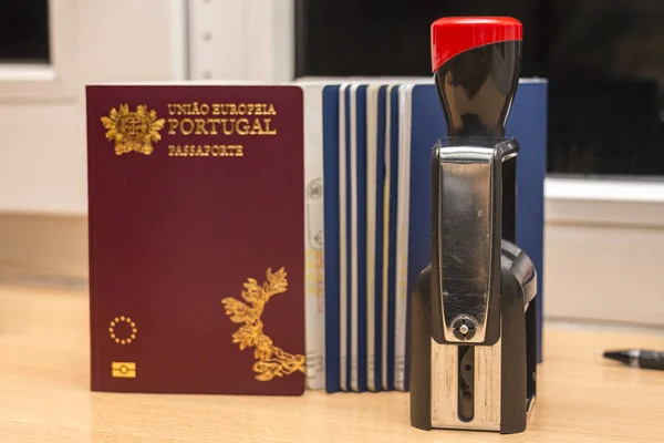 Portekiz biyometrik pasaportunun yakın çekim ve veri damgası du