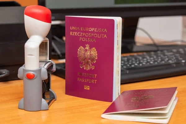 Vinous biometric passport of a Polish citizen with a border date — Stock Photo, Image