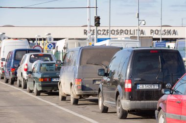 Krakovets, Ukrayna - Kasım, 2018: Trombosit geçmeyi bekleyen arabalar