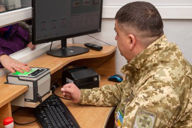 Shegini, Ukrayna - Mart 2019: Parmak tarama süreci