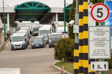 Shegini, Ukrayna - Mart, 2019: Çizgili sarı-siyah sütunlar