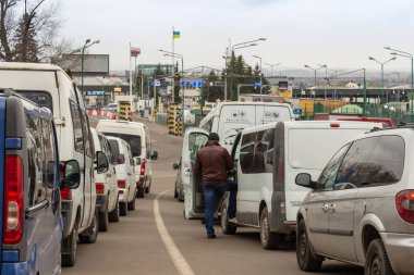 Shegini, Ukrayna - Mart, 2019: Shegini-Medyk'te trafik sıkışıklığı