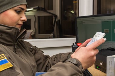 Krakovets, Ukrayna - Mart, 2019: Ukraynalı kadın sınır muhafızı 