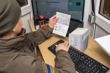 Krakovets, Ukrayna - Mart, 2019: Ukraynalı kadın sınır muhafızı 