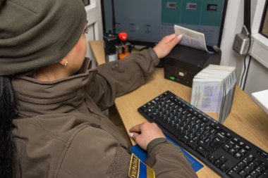 Krakovets, Ukrayna - Mart, 2019: Ukraynalı kadın sınır muhafızı 