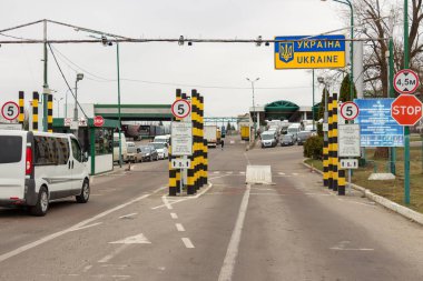 Shegini, Ukrayna - Mart, 2019: Sınır ve gümrük kontrolü, insp