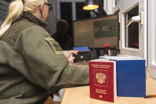 KRAKOVETS, UKRAINE - OCTOBER, 2018: Registration of crossing the — Stock Photo, Image