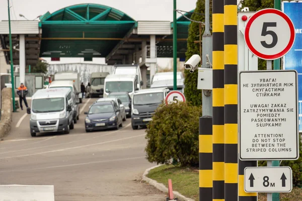 Shegini, Ukrayna - Mart, 2019: Çizgili sarı-siyah sütunlar