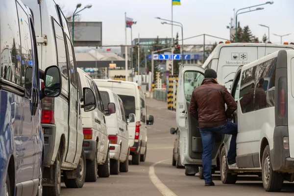 Shegini, Ukrayna - Mart, 2019: Shegini-Medyk'te trafik sıkışıklığı
