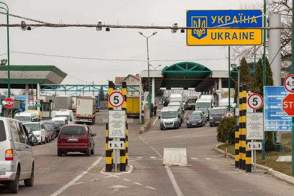 SHEGINI, UCRÂNIA - Março de 2019: Controlo fronteiriço e aduaneiro, insp — Fotografia de Stock