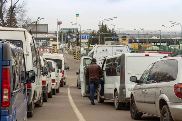Shegini, Ukrayna - Mart, 2019: Shegini-Medyk'te trafik sıkışıklığı