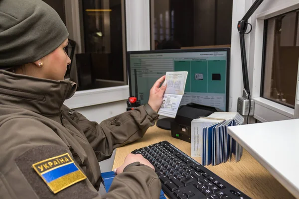 Krakovets, Ukrayna - Mart, 2019: Ukraynalı kadın sınır muhafızı 