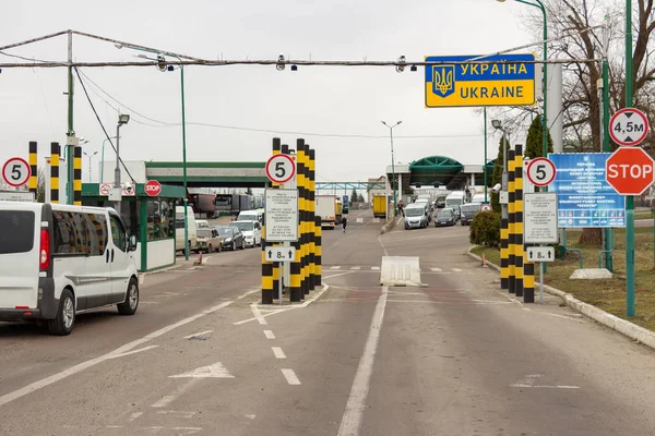Shegini, Ukrayna - Mart, 2019: Sınır ve gümrük kontrolü, insp