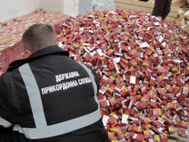 Sınır muhafızı, kaçak sigaraları ind kılığında çıkardı