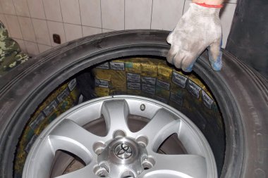 Yedek tekerleğe gizlenmiş kaçak sigaralar (yedek lastik)