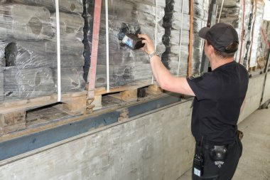 Özel üniformalı sınır muhafızı sigara kaçakçılığı nı ayıklıyor