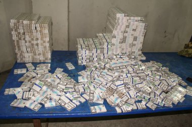 T üzerinde aracın kaplama altında gizli kaçak sigara
