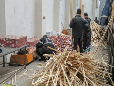 Sınır muhafızı, kaçak sigaraları ind kılığında çıkardı