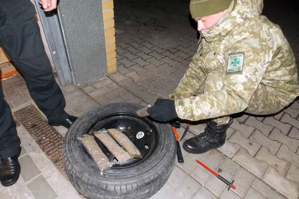 Un soldado del Servicio de Guardia Fronteriza de Ucrania recibe de contrabando un —  Fotos de Stock