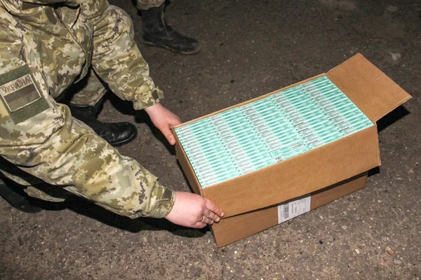 Cajas con cigarrillos no sujetos a impuestos especiales que el conductor de la furgoneta intenta — Foto de Stock