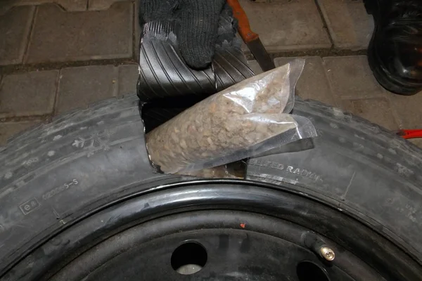 Незаконно переправленого бурштину в Запасне колесо (резервна шина) CA — стокове фото