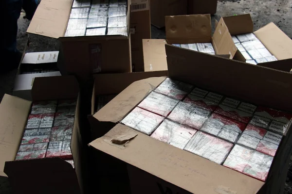 Özellikle disg edildi kaçak sigara paketleri, yakın çekim
