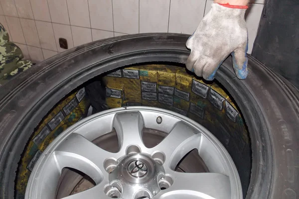  Yedek tekerleğe gizlenmiş kaçak sigaralar (yedek lastik)