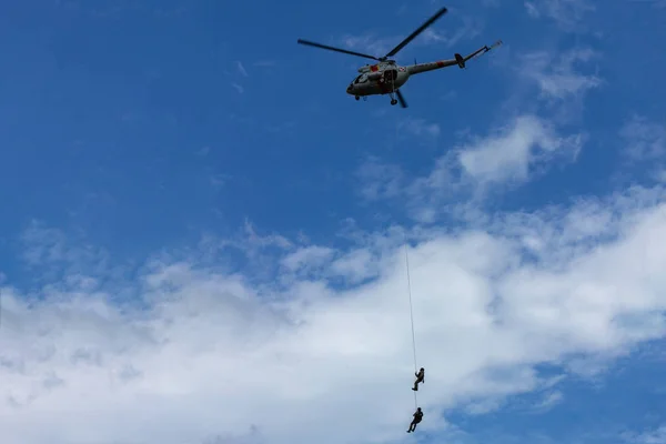 Evacuação de dois militares por via aérea e decolagem de helicópteros militares — Fotografia de Stock