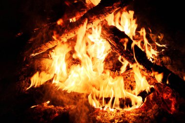 Siyah bir gece arka plan üzerinde yanan güzel şenlik ateşi