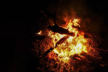 Siyah bir gece arka plan üzerinde yanan güzel şenlik ateşi