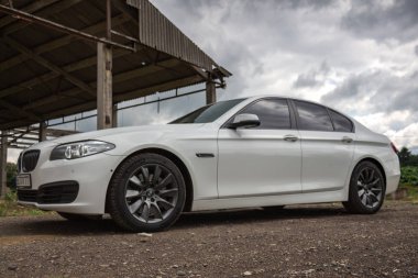 Modern beyaz araba Bmw 535i 