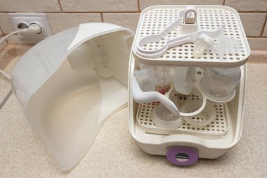 Bebek şişesi sterilizatörü kullanma