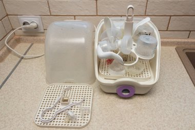 Bebek şişesi sterilizatörü kullanma