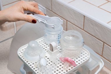 Bebek şişesi sterilizatörü kullanma