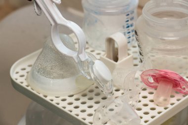 Bebek şişesi sterilizatörü kullanma