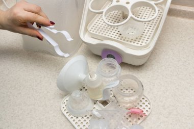 Bebek şişesi sterilizatörü kullanma