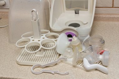 Bebek şişesi sterilizatörü kullanma