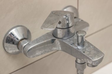 Kireçkireçten tesisat armatürleri temizleme işlemi