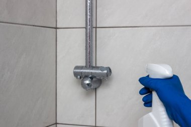 Kireçkireçten tesisat armatürleri temizleme işlemi